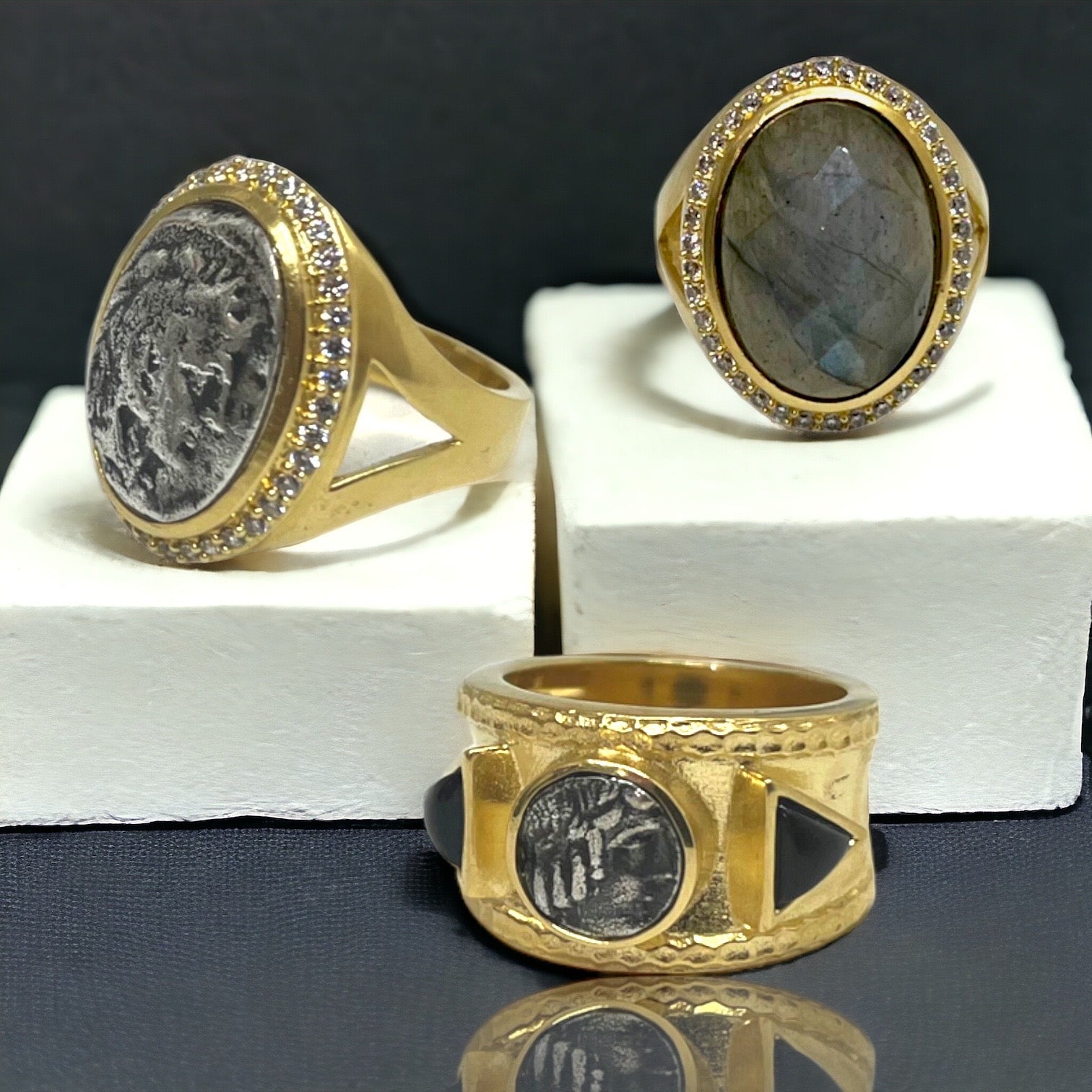 GOLD BAND COIN &amp; ONYX TRE RING