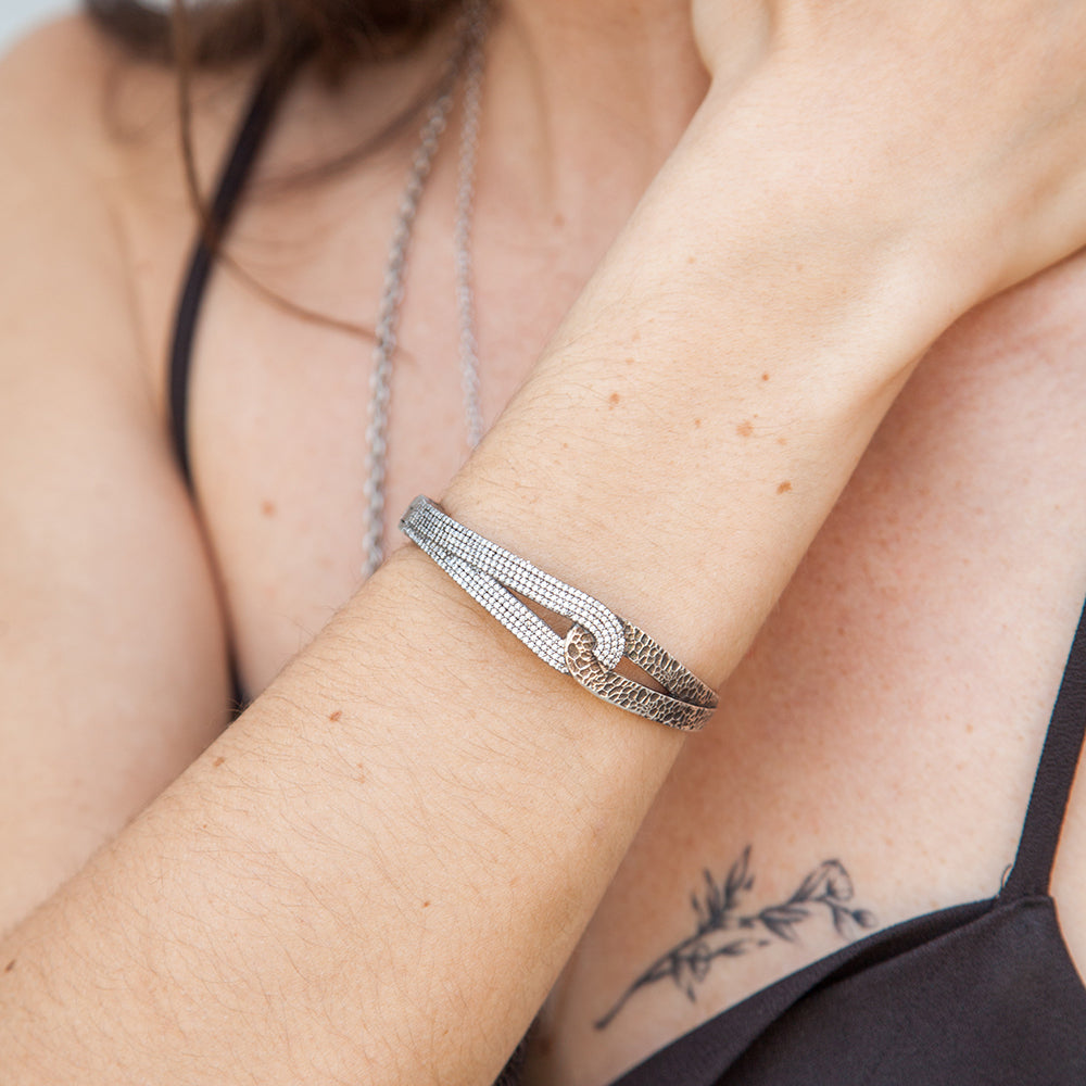 VINTAGE SILVER ROCKOVE CRYSTAL &amp; HAMMERED LOOP BANGLE