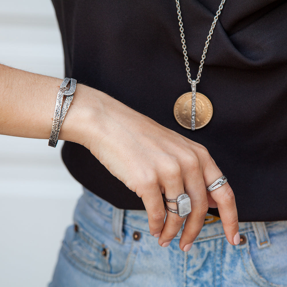 VINTAGE SILVER ROCKOVE CRYSTAL &amp; HAMMERED LOOP BANGLE