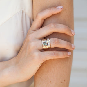 VINTAGE SILVER VELEN CRYSTAL INLAY BAND RING